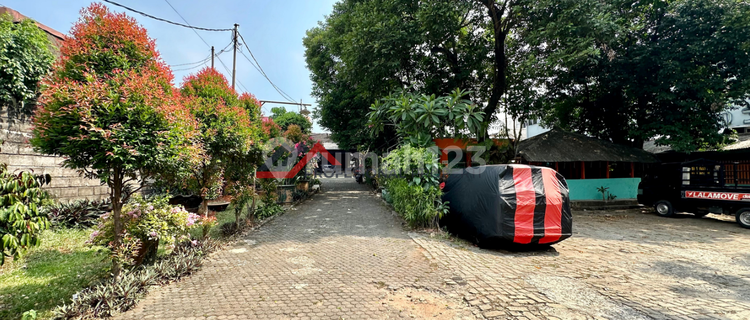 Ready-to-Occupy House with a Spacious Yard in Lebak Bulus 1
