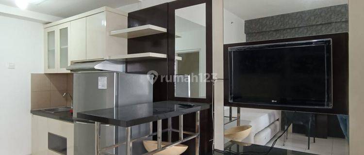 Disewakan Apartemen Berkeley Full Furnished View Hadap Kolam Renang 1