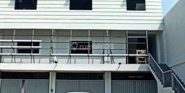 Disewakan Ruko 3 Gandeng ■ Gudang Tanjungpura  Kalideres, Jakbar Lt 90m² Lb 347,2m2 Lantai 1 Gudang, Lantai 2 & 3  Kantor . 3 Lantai .  Ada Roof Top Air Tanah Listrik Token 3.500w Bebas Banjir Cocok Untuk Gudang Bisa Untuk mini market DiSewa 185 JT/Tahun 1