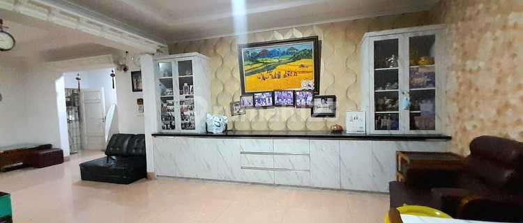 Di Jual Rumah di  Danau Sunter Utara,  Sunter Perumahan STS  Jakarta Utara LT : ± 195 m2  ( 13m X 15m2 ) LB : ±350 m2 Lantai : 3¼ lantai Kamar Tidur :7 +1 Kamar Mandi : 7 Hadap : selatan barat Sertifikat : SHM Harga : Rp 7 M nego 1