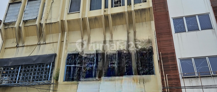 Shop House for Rent, Strategic Location in Kebon Jeruk, West Jakarta. Next to Palapa Market. Suitable for Various Businesses: Motorcycle Spare Parts, Gold Shops, Restaurants, and Other Commercial Uses. Size: 5 x 17.5 m², Land Area: 87.5 m², Building Area: 350 m², 4.5 Floors, SHM Certificate. Price: 300 Million IDR/Year (Negotiable). 1