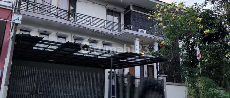 For Sale House in Greenville, West Jakarta (Corner Position) Land Size: 16 x 20 = 320 m², Building Size: 650 m², Bedrooms: 5 + 1, Bathrooms: 5 + 1. 4 floors + mezzanine. Front road width fits 3 cars. Semi-furnished. House elevated 2 meters from the road, flood-safe. Price: IDR 8.5 B negotiable. 1