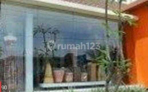 Quick Sale Commercial Area House on the side of Jl. K.H. Ahmad Dahlan Pontianak (Jepin House) Strategically located in the center of Pontianak city on Jl. K.H. Ahmad Dahlan (Next to the Tax Office, Gas Station, in front of the Pontianak District Prosecutor's Office). Currently the house is be 1