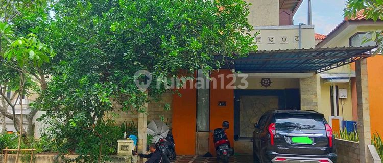 Rumah Dua Lantai Asri Dekat Mall  1