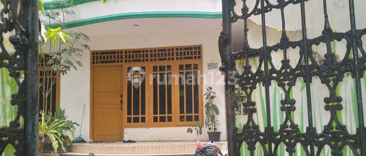 For Sale 2-Story House Full Land Next to Main Road in Kalideres, West Jakarta, Area 1