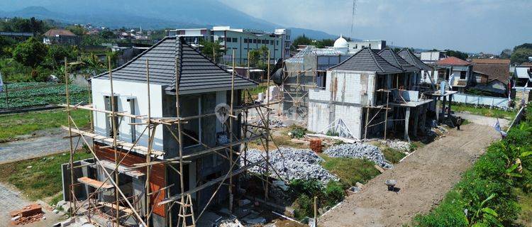 Rumah Villa 3 Lantai Dekat Alun Alun Batu View Pegunungan Indah Bonus Private Pool Dan Furnished 1