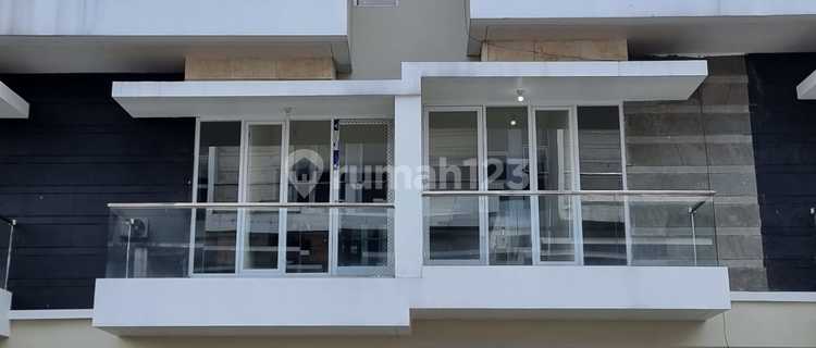 RUKO 3 LANTAI  SIAP PAKAI DI MAINROAD JALAN SETRA SARI  1