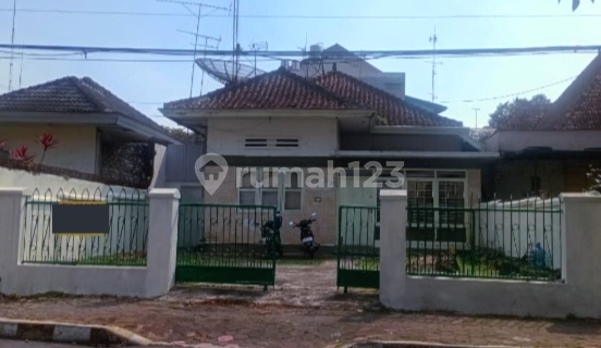 Strategic Colonial Vintage House in Magelang City 1