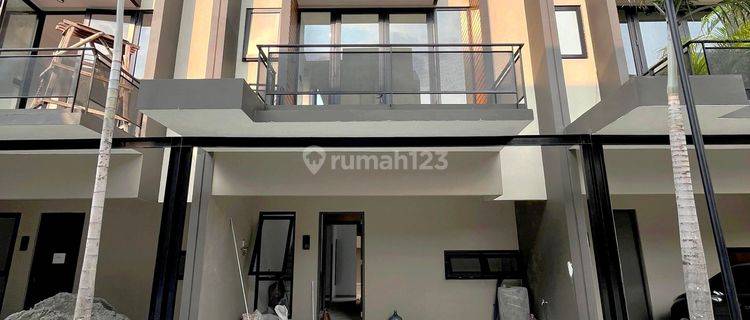 Rumah 3 Lantai Dengan Rooftop Dengan Konsep Modern  1