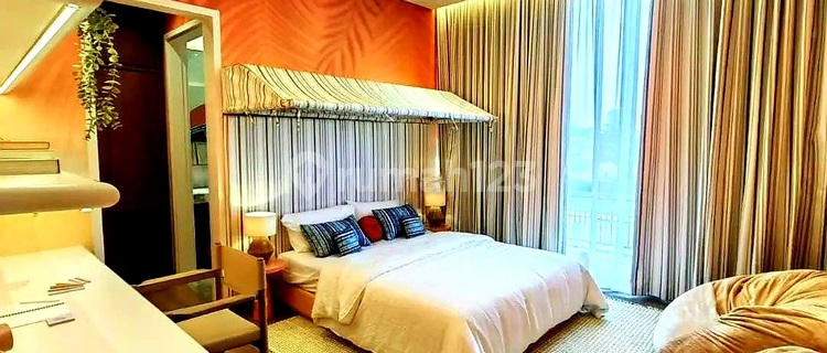 Rumah Mewah Dengan Ceiling Tinggi & Cahaya Natural 1