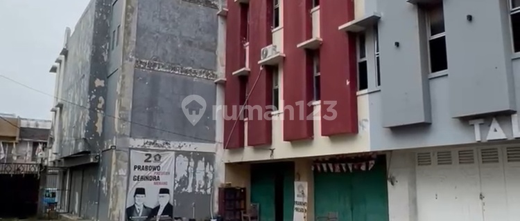 For Sale/Rent 4-Story Shop House in Pekalipan Street Shop House Complex, Cirebon 1