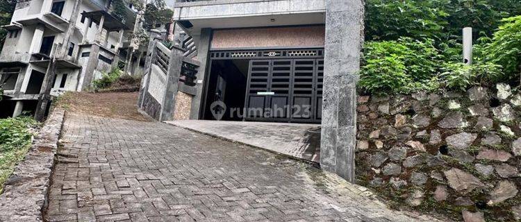 Dijual Villa Asri Full Furnish Harga Nego di Prigen Pasuruan 1