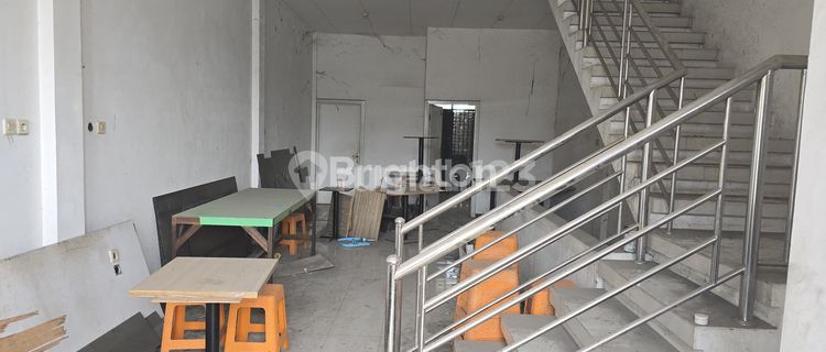 Three-story shophouse in a strategic location for rent. 1