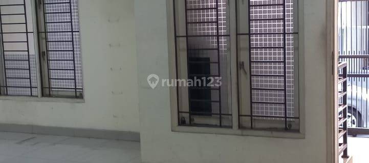 Rumah 3 Lantai, Semi Furnished, Siap Huni, Taman Ratu,, Jakarta Barat Rumah Kontrakan K1q101 1