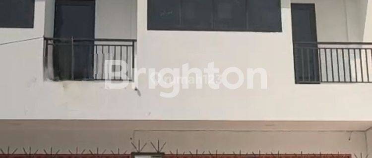 RUKO BARU 3,5 LANTAI 4 UNIT BISA JADI RUKO  GANDENG, STRATEGIS PINGGIR JALAN , COCOK UNTUK USAHA, DENGAN ROW JALAN 2 MOBIL , TAMAN RATU ,JAKARTA BARAT 1