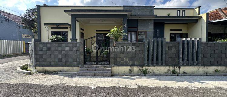 Rumah 2 Lantai Bagus SHM di Perum Tamansari Inda, Tasikmalaya 1