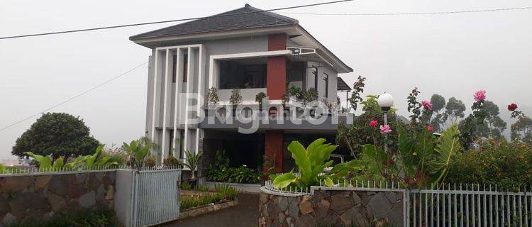 Villa 2 lantai dan paviliun di tengah kesejukan dan keindahan pemandangan Ciwidey, kabupaten Bandung 1