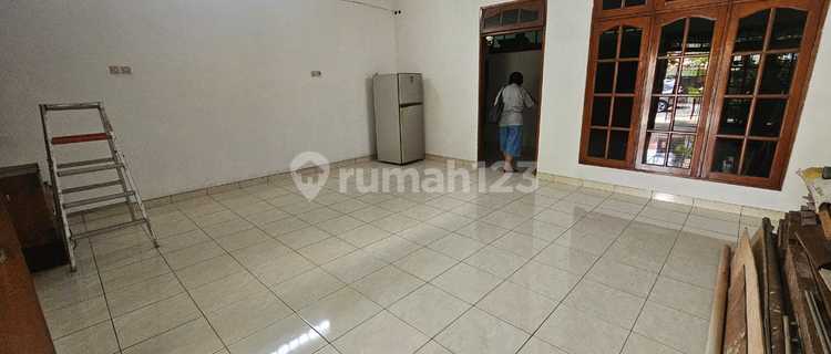 Tanjung Priok. Rumah untuk Usaha. Akses Jalan Lebar. 1