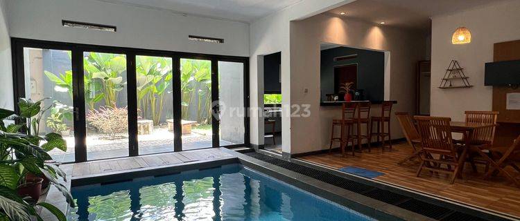 Villa Strategis Dengan Private Pool Cocok Komersil di Cipaku 1