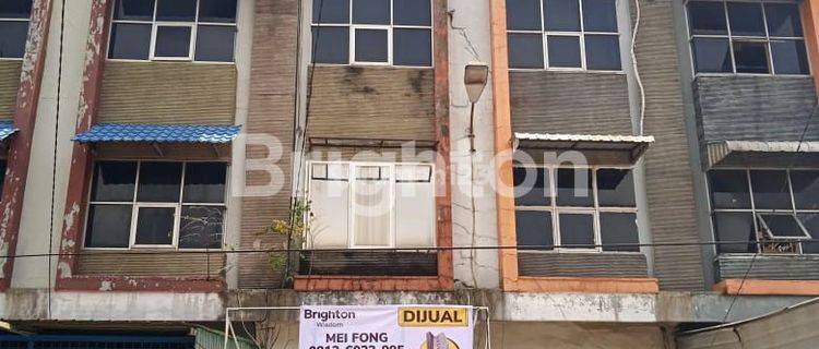 Ruko 3.5 tingkat jalan besar Madiosantoso bisa jadi gudang yg cukup panjang dan bs sebagai rumah tempat tinggal juga 1