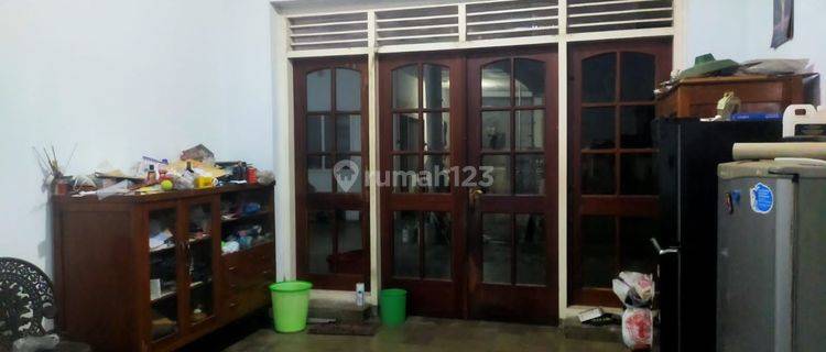 Rumah Dengan Halaman Luas Di Tengah Kota Jember 1