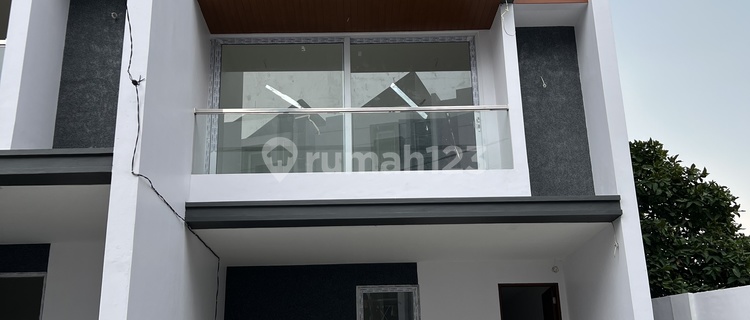 Bangunan Baru, 3 Lantai, Siap Huni, Lingkungan Nyaman 1