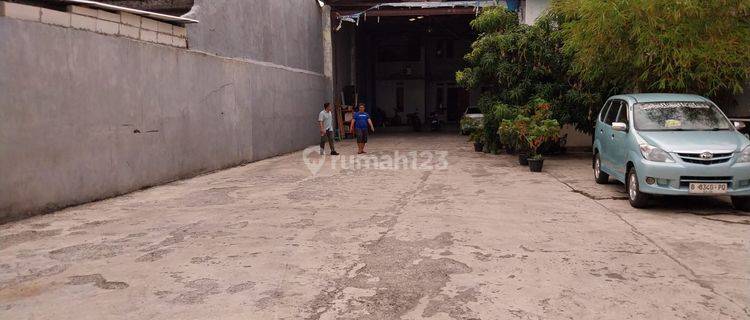 Rumah di Jl. Raya Pulogebang Jakarta Timur,halaman Luas  1