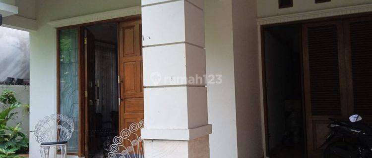 Rumah Bagus Terawat Bebas Banjir Semi Furnished SHM di Benhil Tanah Abang, Jakarta Pusat 1