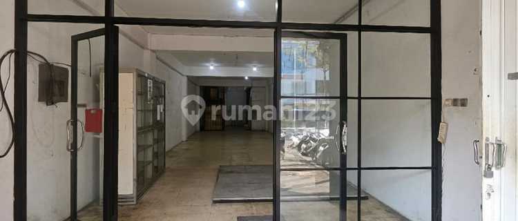 For Sale 4.5-Story Shophouse with Goods Lift in Jurnatan Area, Semarang 1