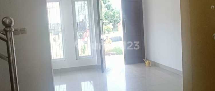 Rumah Bagus Posisi Hook Dalam Komplek Perumahan Legenda Wisata 1