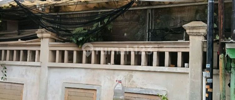 Rumah 3 Lt Di Hoek Dalm Komplek Duri Kepa 1
