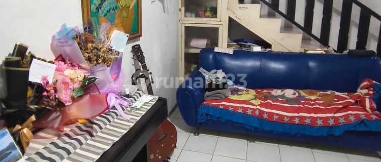 Di Sewakan Rumah Semi Furnished di Tomang 1