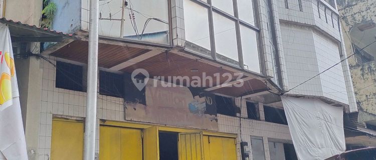 Three-Storey Shop-House Row in the Center of Manado City, Suitable for Any Business. 1