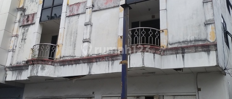 Strategic Shop House, 400 sqm, located on Samratulangi Street, Wanea, suitable for offices, shops, etc. 1