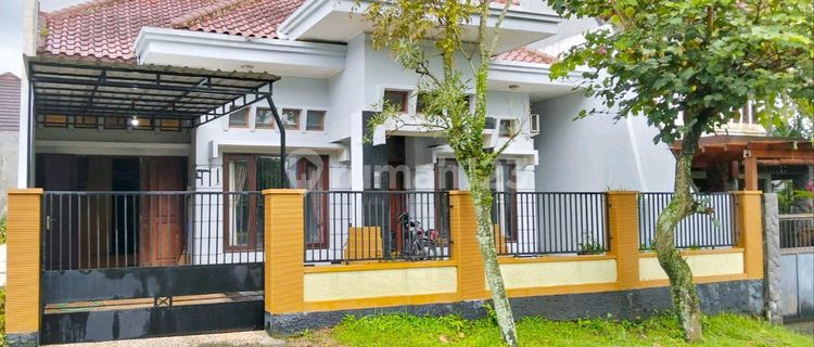 1.5 Story House Ready to Live In, Semi Furnished, Modern Minimalist, Exclusive Riverside Housing, Balearjosari, Blimbing, Malang, East Java 1