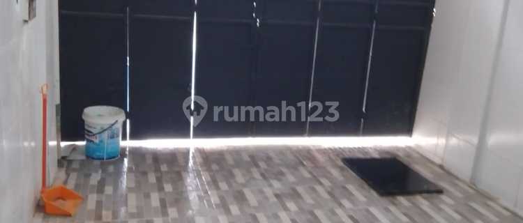 Disewakan rumah baru renov 2 lantai di angke indah 1