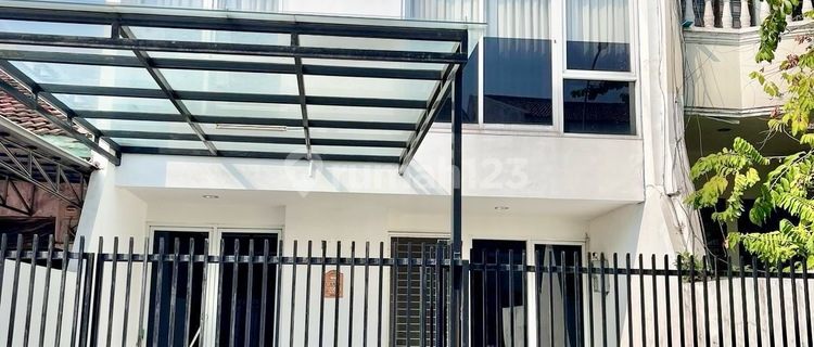 Neat and Ready-to-Occupy House in Intercon Kebon Jeruk, West Jakarta 1