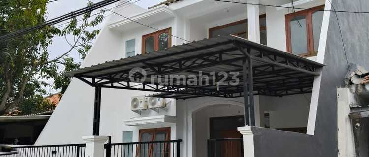 Di jual / Disewakan Rumah 2 Lt Baru Renovasi Jl Dukuh Kupang Timur  1