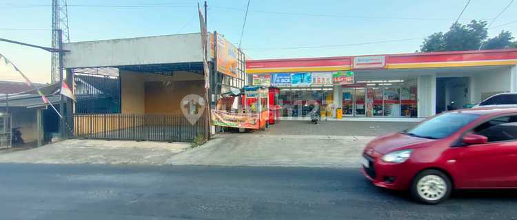 For sale, a shop house located in a highly strategic position by the main road. 1