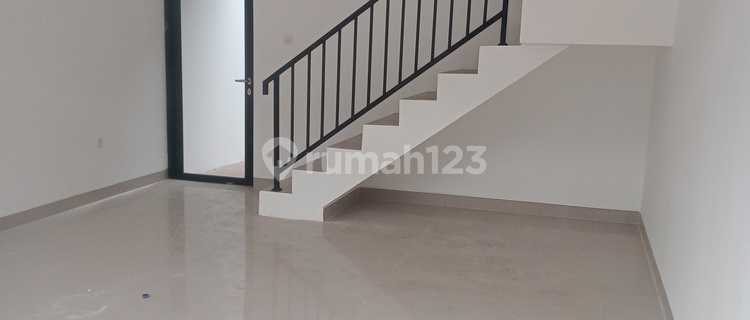 Ready-to-Use Shop House for Rent on Aryana Main Road, Karawaci, Tangerang 1