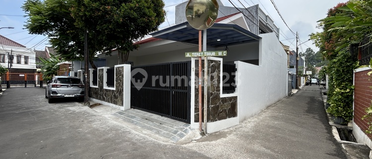 Ready-to-Live House for Sale, 2-Car Road Access, Strategic Location Near Ecopark, Close to Modern and Traditional Shopping Centers, Near Tebet Hospital. 1