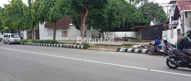 FORSALE DI JUAL RUMAH LAMA TP DI HITUNG TANAH NOL JALAN RAYA YG PADAT DAN RAMAI LETAK SANGAT STRATEGIS SEKALI DI SEKITAR NYA KANAN DAN KIRI ADA HOTEL ,CAFE" ,UNIVERSITAS ,BBRP SEKOLAHAN DLL SELANGKAH KE KANTOR PENGADILAN KEDIRI,RUMAH SAKIT. HARGA NEGO  1