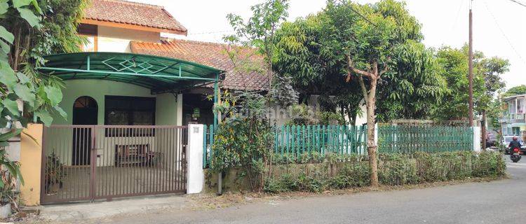 Rumah Bernuansa Kontemporer di Gunung Batu, Bandung 1