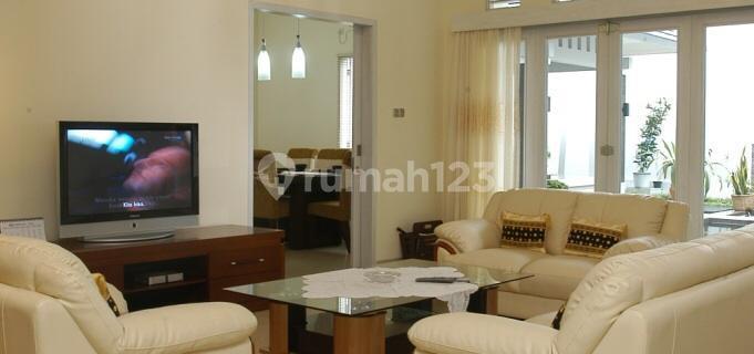 Ready-to-Occupy House in Pancoran with 2-Car Access, Strategic Location in a Complex 1