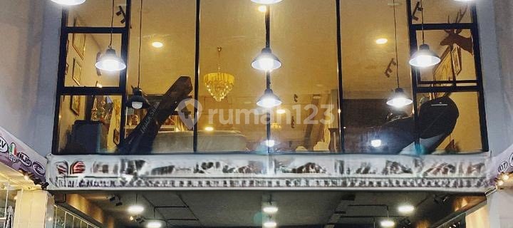 Three-Story New Building Shop House in Commercial Zone, Pasar Rebo, East Jakarta 1