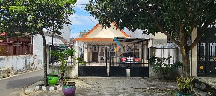 Ready-to-Occupy House in the City Center on Jaksa Agung Suprapto Street, Klojen, Malang 1