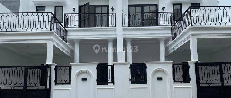 Rumah 2,5 Lantai Design American Classic Di Larangan 1