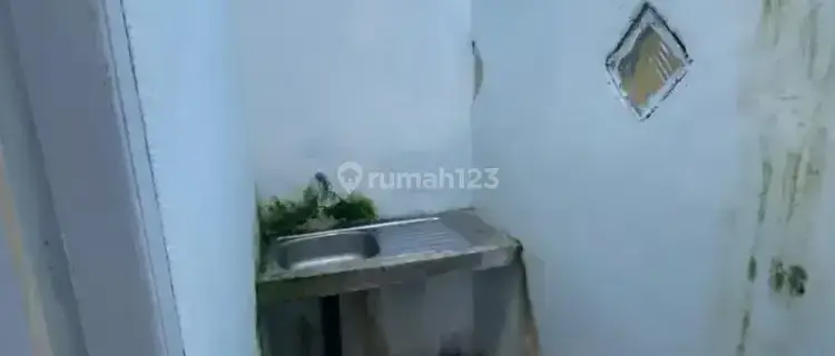 Di kontrakan kost kost 1