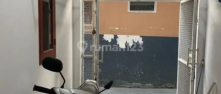 ROADSIDE BOARDING HOUSE 1