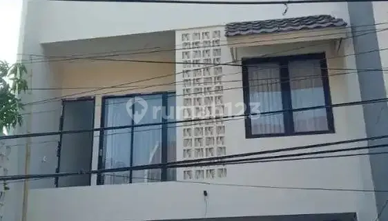 New boarding house for women, hotel-like in elite Duren Sawit area, NO couples. 1